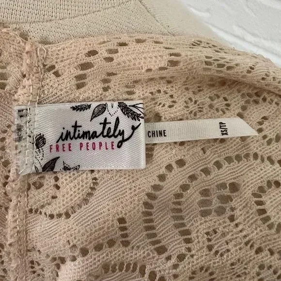 🚨4/$25 Free People Scalloped Edge Lace Crop Top Size XS - Picture 6 of 6